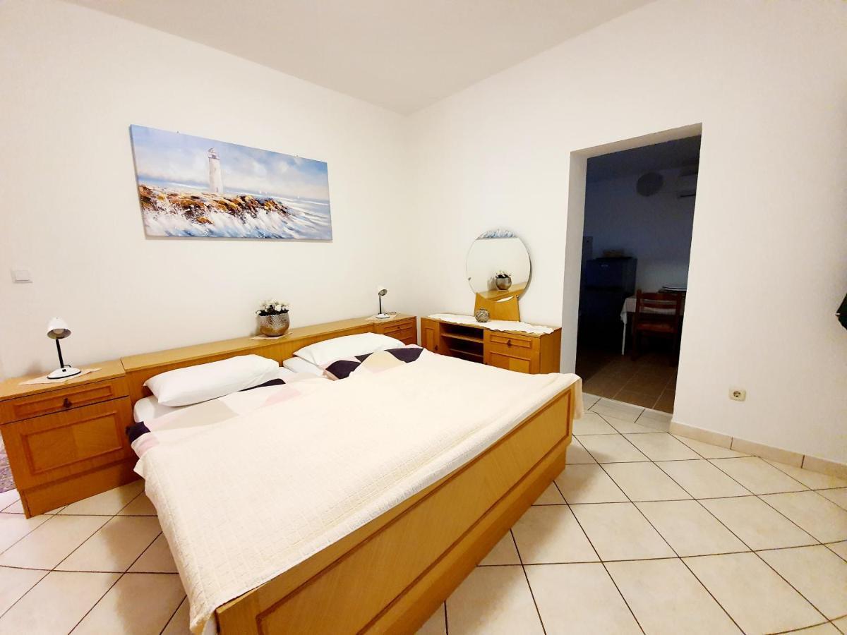 Ferienwohnung Apartamani Katarina Vl.Ilija Jusup Starigrad Paklenica Exterior foto