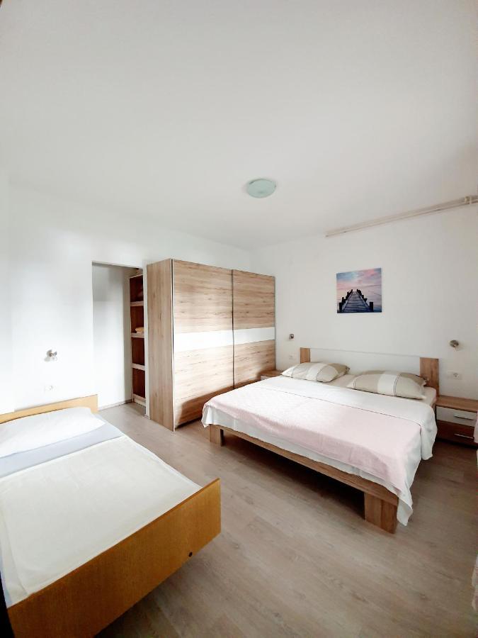 Ferienwohnung Apartamani Katarina Vl.Ilija Jusup Starigrad Paklenica Exterior foto