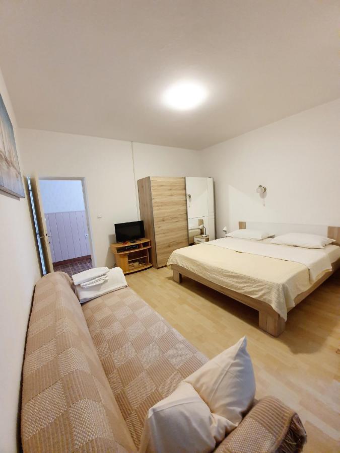 Ferienwohnung Apartamani Katarina Vl.Ilija Jusup Starigrad Paklenica Exterior foto